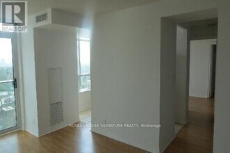 212 Eglinton Ave E in Toronto, ON - Building Photo - Building Photo