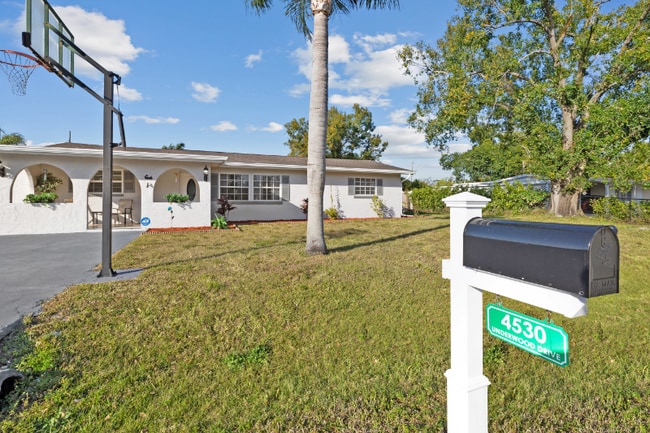 4530 Underwood Dr in Ft. Myers, FL - Foto de edificio - Building Photo
