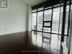 33 Charles St E in Toronto, ON - Building Photo - Building Photo