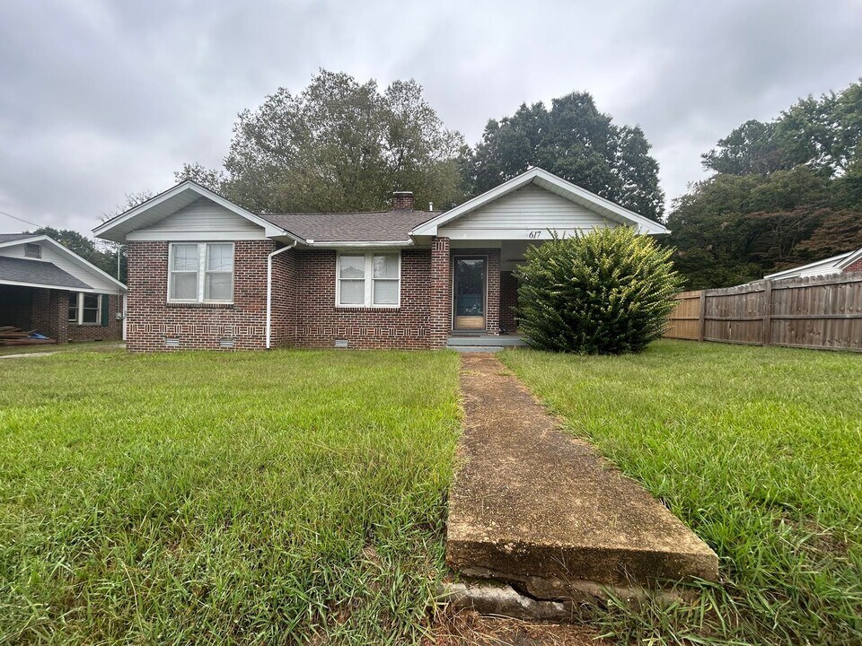 617 E College St in Brownsville, TN - Building Photo