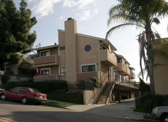 1016 Sanborn Ave in Los Angeles, CA - Foto de edificio - Building Photo