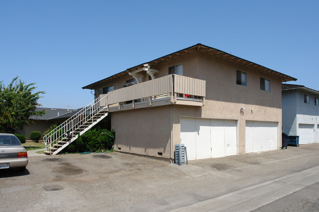 16632 Bartlett Ln in Huntington Beach, CA - Building Photo - Building Photo