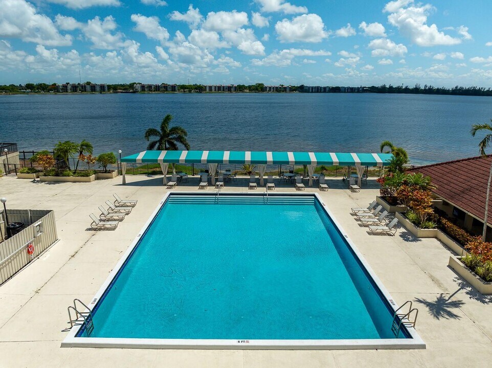 110 Lake Emerald Dr, Unit 103 in Oakland Park, FL - Building Photo