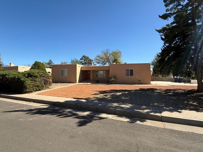 4902 Southern Ave SE in Albuquerque, NM - Building Photo - Building Photo