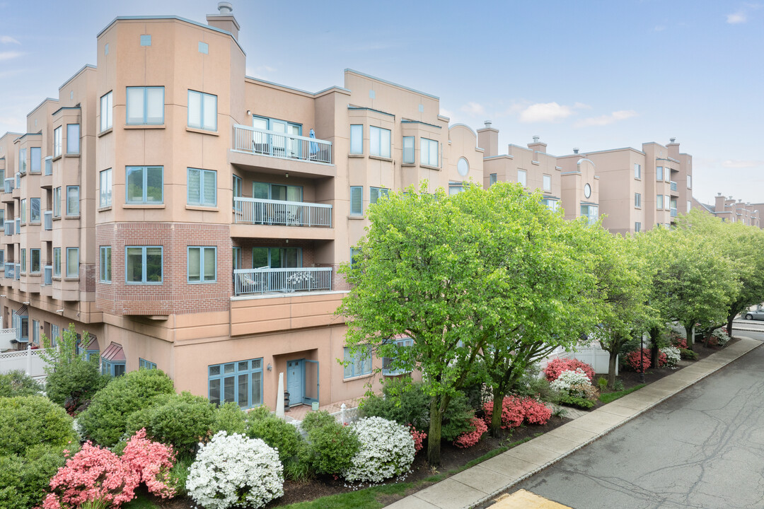 Independence Harbor in Edgewater, NJ - Foto de edificio