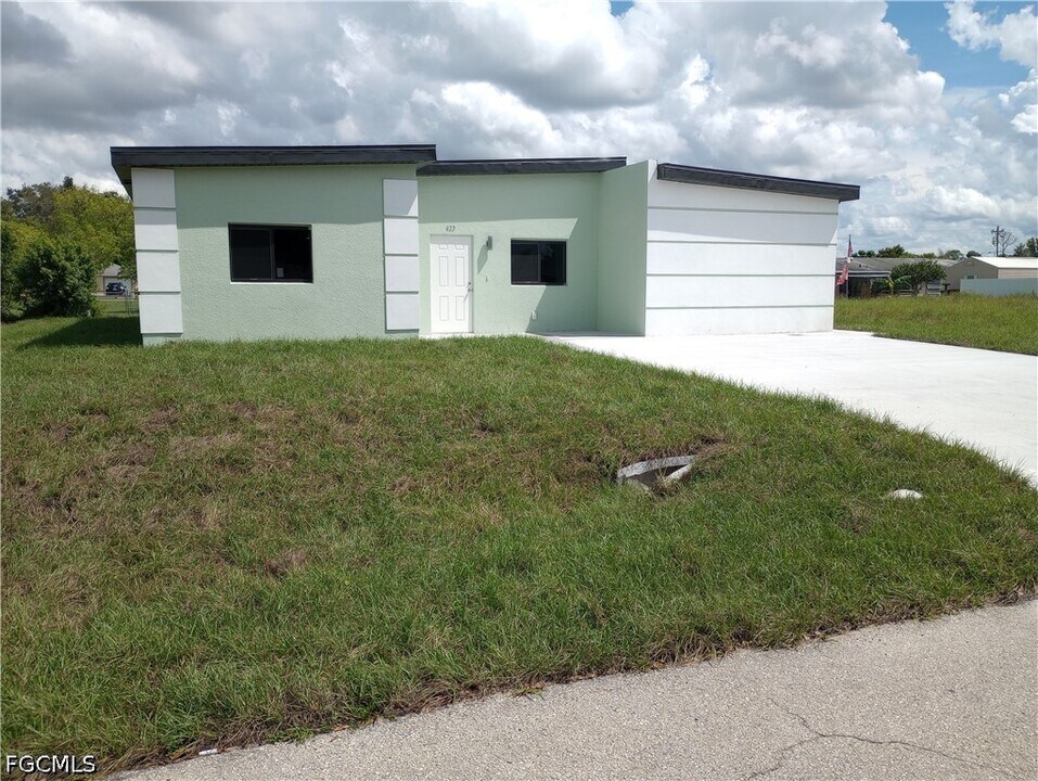 423 Canyon Dr S in Lehigh Acres, FL - Building Photo