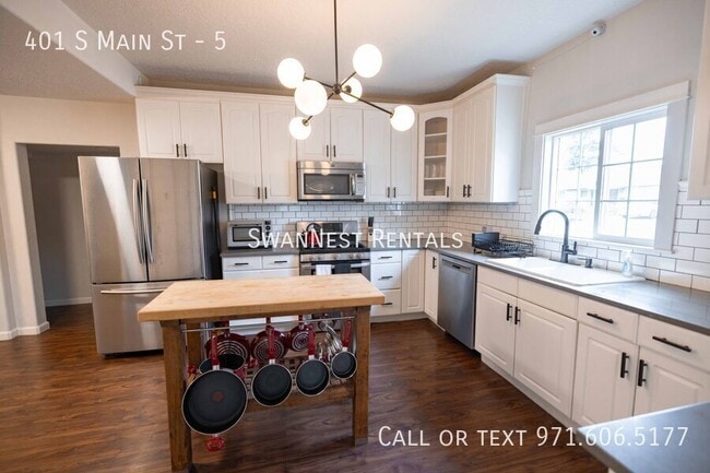 401 S Main St in Newberg, OR - Foto de edificio - Building Photo