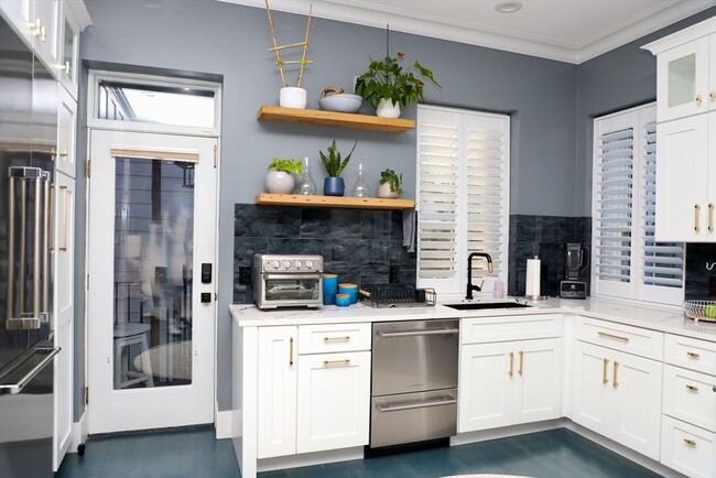 332 K St, Unit 1 in Boston, MA - Building Photo - Building Photo