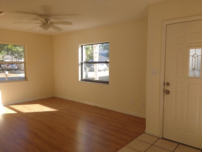 2054 Los Lomas Dr in Clearwater, FL - Foto de edificio - Building Photo