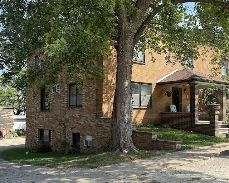 352 Washington Ave in Hampshire, IL - Building Photo