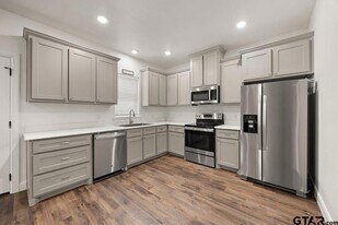 18754 County Rd 437 in Lindale, TX - Building Photo