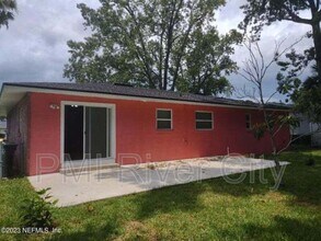 7819 Lisa Dr E in Jacksonville, FL - Building Photo - Building Photo