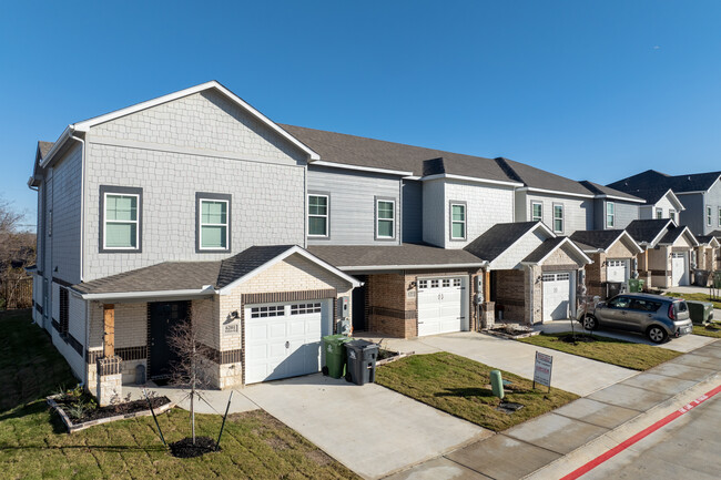 Arlington Townhomes in Arlington, TX - Building Photo - Building Photo