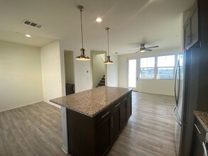 521 Sandpiper Wy in Imperial Beach, CA - Foto de edificio - Building Photo