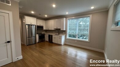 108 Warren St, Unit 3 in Boston, MA - Foto de edificio - Building Photo