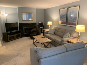 421 Bellevue Ave, Unit 4a in Newport, RI - Building Photo - Building Photo