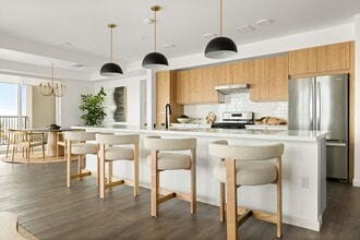 Eddy Redondo Residences in Redondo Beach, CA - Foto de edificio - Building Photo
