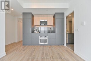 1 Fairview Rd E in Mississauga, ON - Building Photo