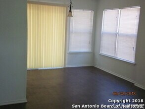 9347 Village Lance in San Antonio, TX - Foto de edificio - Building Photo