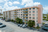 Tall Tree Condominium in North Miami Beach, FL - Building Photo - Building Photo