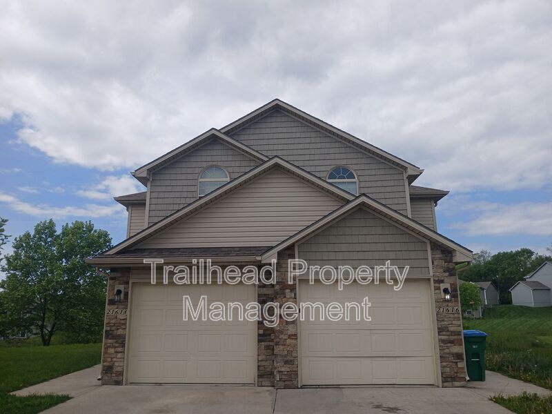 21616 Westover Ct in Peculiar, MO - Building Photo