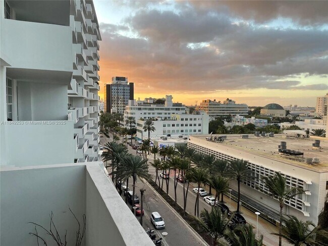 100 Lincoln Rd, Unit 833 in Miami Beach, FL - Building Photo - Building Photo