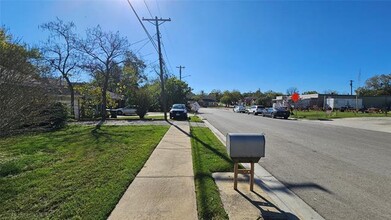 1015 S Welch St in Denton, TX - Foto de edificio - Building Photo