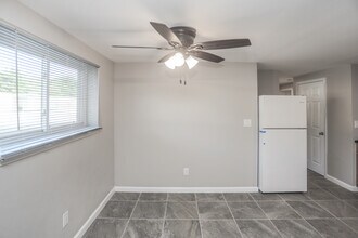 Maple Creek Village in Indianapolis, IN - Building Photo - Interior Photo