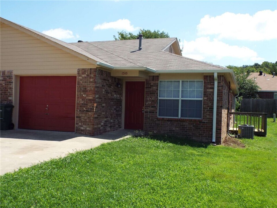 1510 N Bernice Dr in Fayetteville, AR - Building Photo