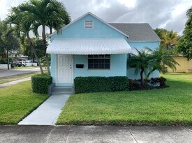 310 SW 2nd Ave in Dania Beach, FL - Building Photo