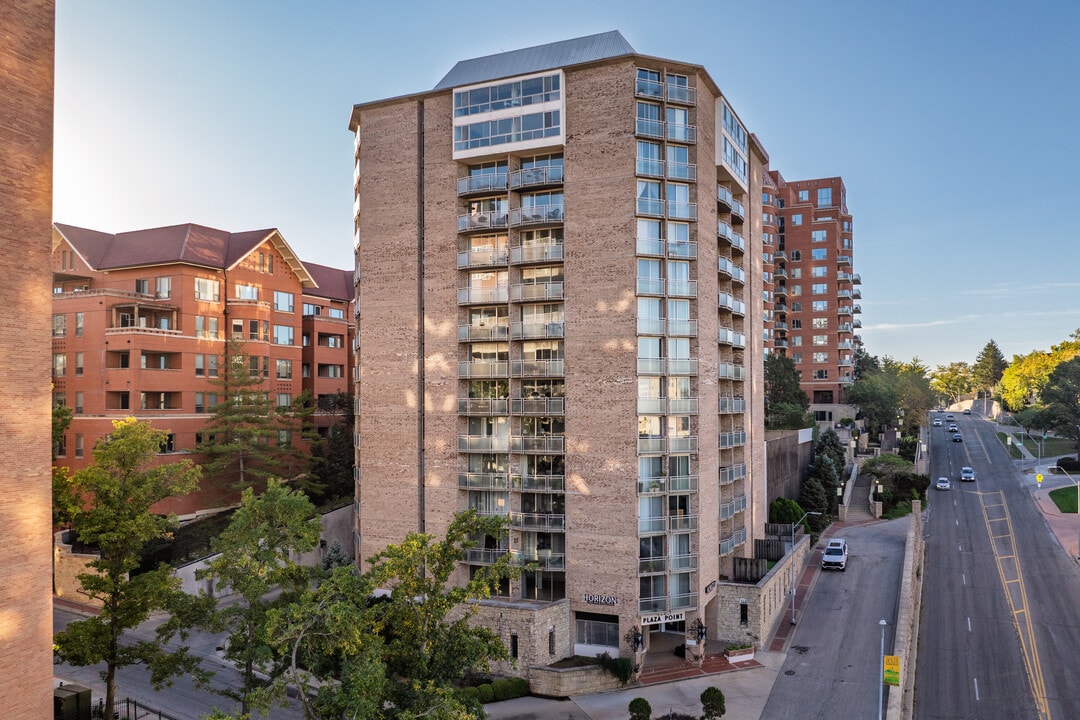 Plaza Point Apartments in Kansas City, MO - Foto de edificio