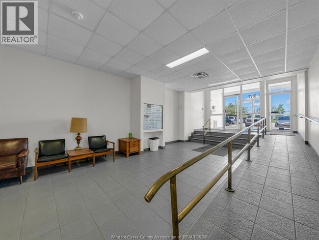 3177 Riverside Dr E in Windsor, ON - Foto de edificio - Building Photo
