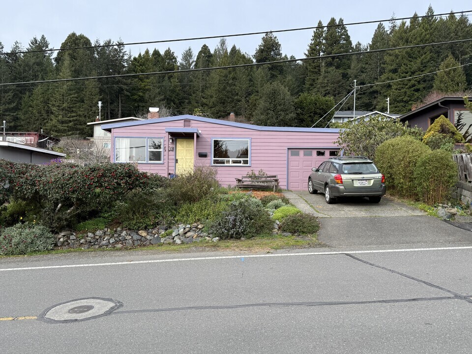 2112 Buttermilk Ln in Arcata, CA - Building Photo