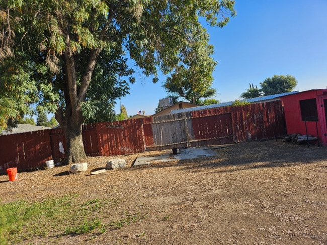 1125 Mac Brady Ave in Bakersfield, CA - Building Photo - Building Photo