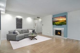 121 S Palm Dr, Unit 203 in Beverly Hills, CA - Building Photo - Building Photo