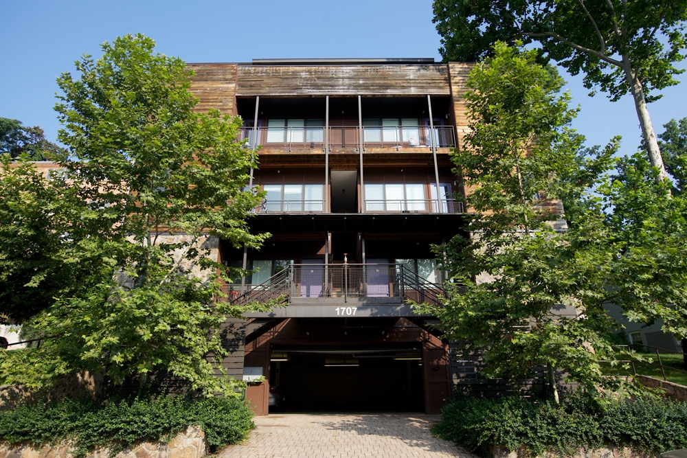 1707 Jefferson Park Ave in Charlottesville, VA - Foto de edificio