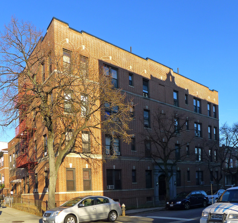 Bernard Court in Astoria, NY - Foto de edificio