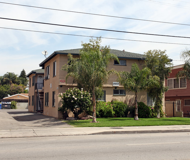 15937 Vanowen St in Van Nuys, CA - Building Photo - Building Photo