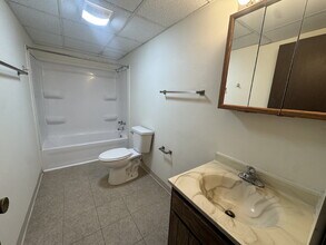 2406 Marquette Rd in Peru, IL - Foto de edificio - Building Photo