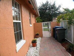 9151 NW 40th St in Sunrise, FL - Foto de edificio - Building Photo
