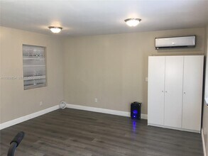 32 NE 169th St in North Miami Beach, FL - Building Photo - Building Photo