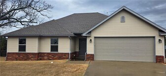 1340 Colonel Hawthorne Dr in Prairie Grove, AR - Building Photo