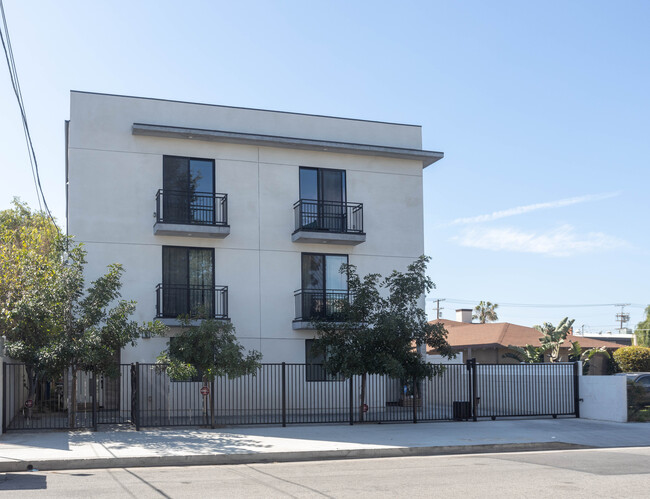 11720-11724 Gilmore St in North Hollywood, CA - Foto de edificio - Building Photo