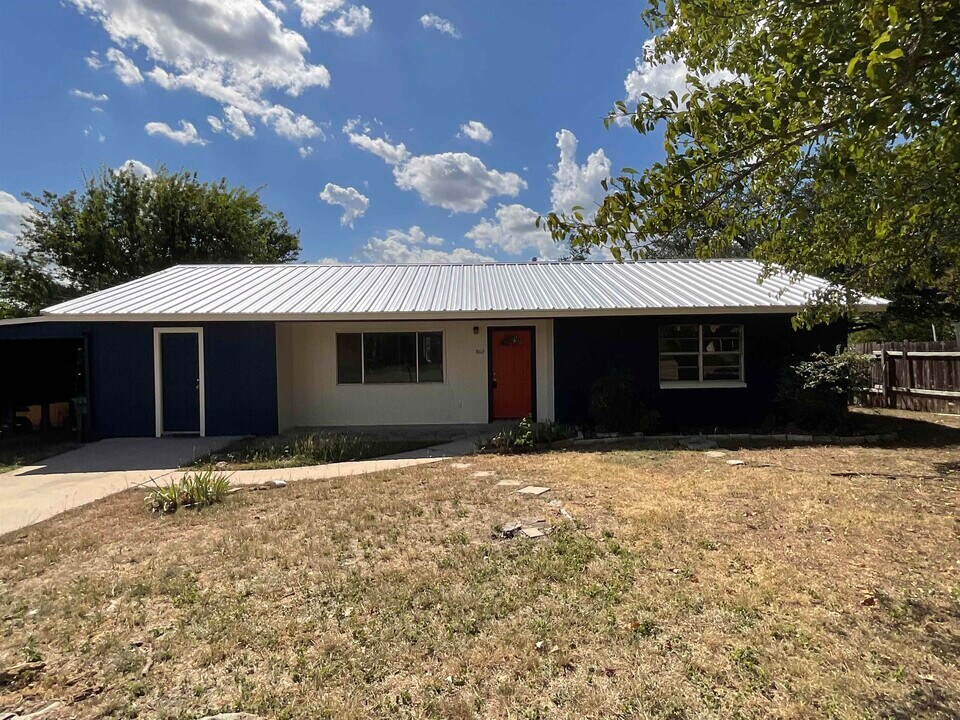 802 Mildred Ave in Burnet, TX - Building Photo