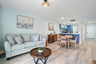 600 Neapolitan Way in Naples, FL - Foto de edificio - Building Photo