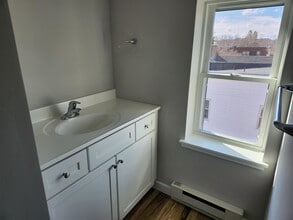 39 North St, Unit 39 North St Apt D in Winooski, VT - Building Photo - Building Photo