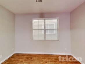 4598 Hearts Desire Ave in Las Vegas, NV - Foto de edificio - Building Photo