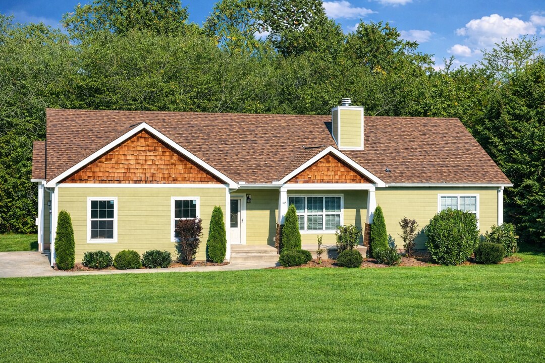 265 Lewis Creek Dr in Hendersonville, NC - Foto de edificio