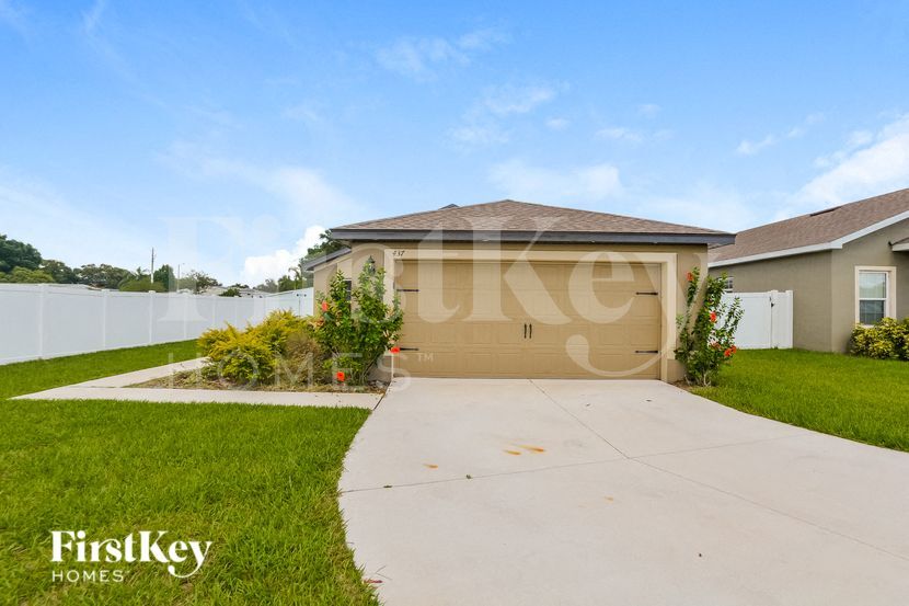 437 Kensington View Dr in Winter Haven, FL - Foto de edificio