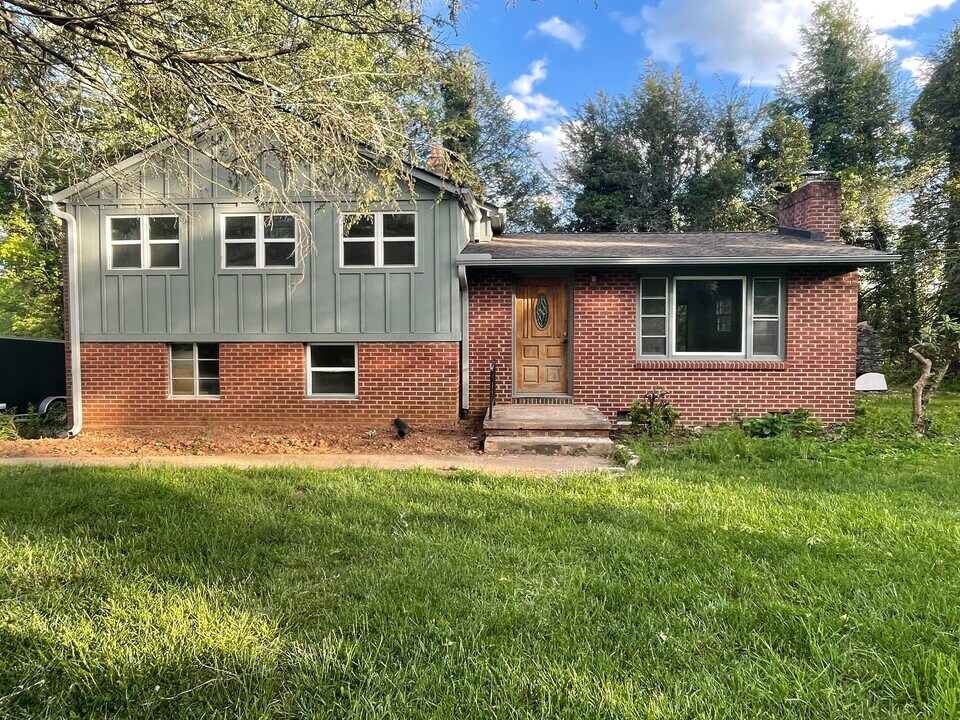 786 Sand Hill Road in Asheville, NC - Building Photo